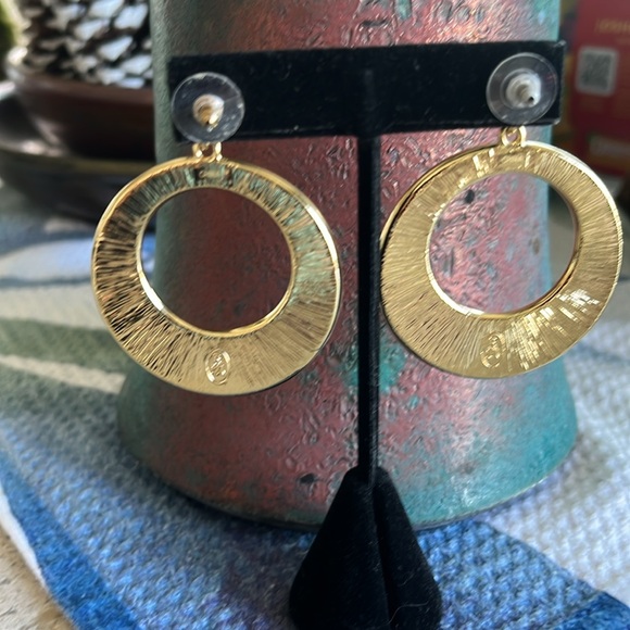 Mother of Pearl Circle Hoop Earrings NWOT - Picture 2 of 4